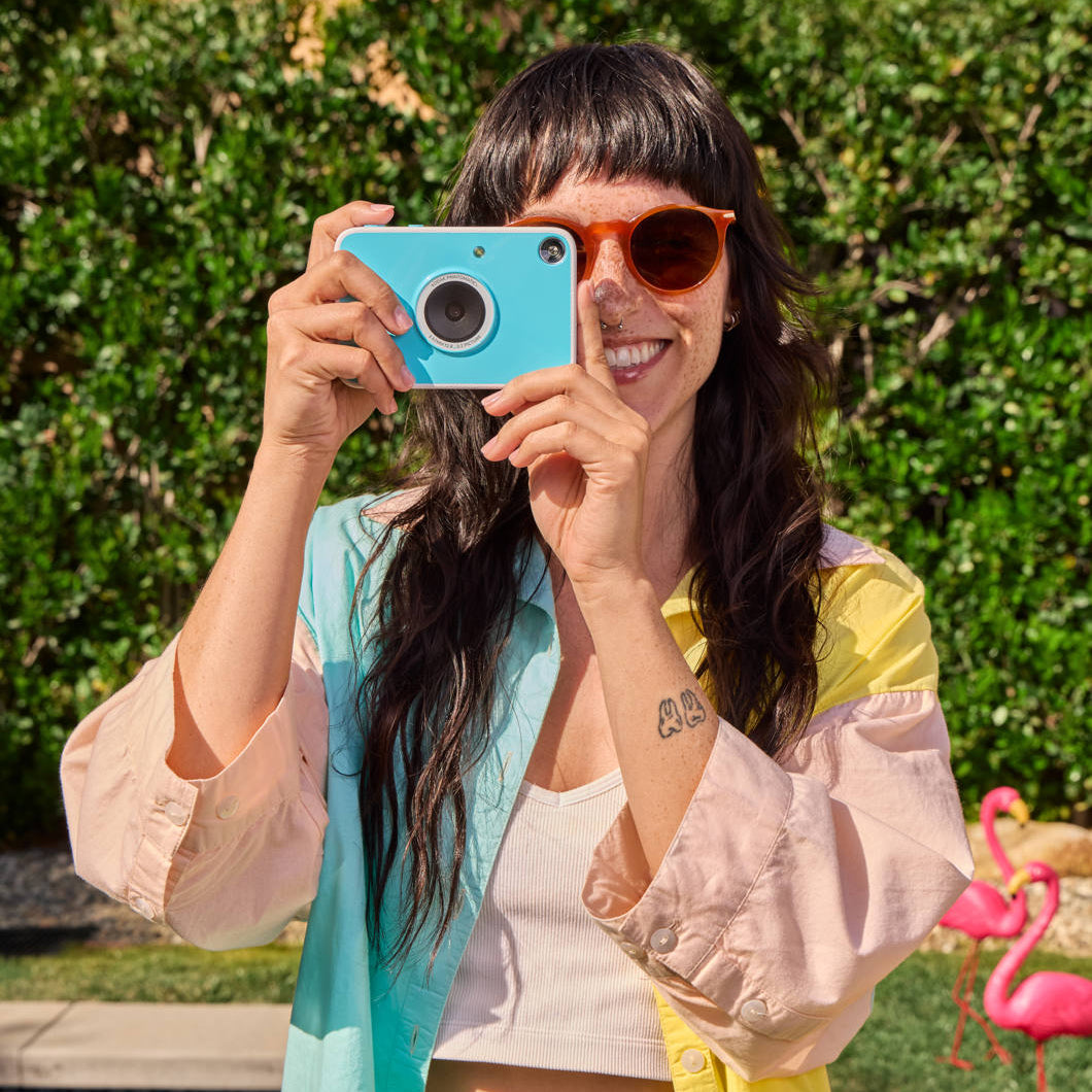 Kodak Printomatic+ instant compact camera with colorful design, ready to capture and print photos quickly and easily.