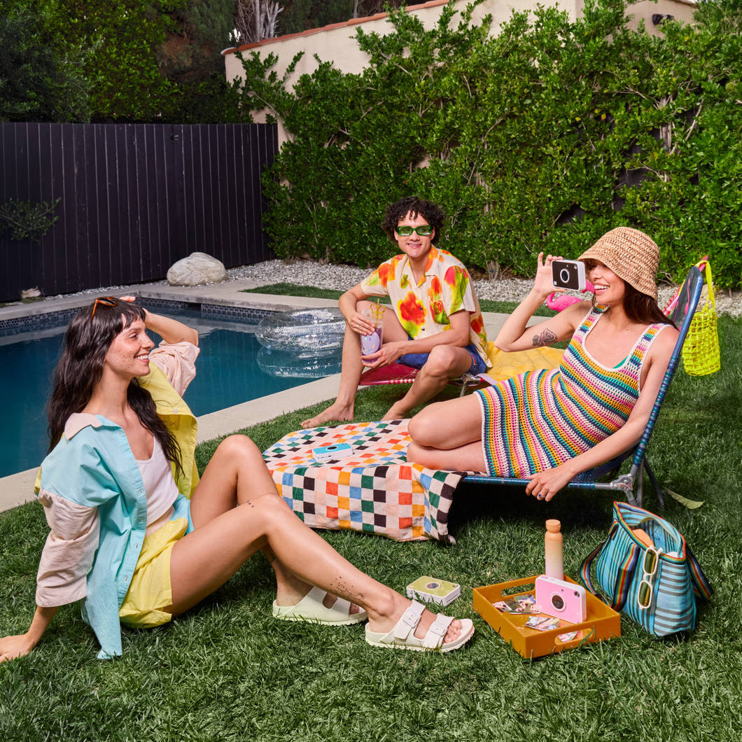 Kodak Printomatic+ instant and compact camera with colorful design, ready to print photos on the spot.