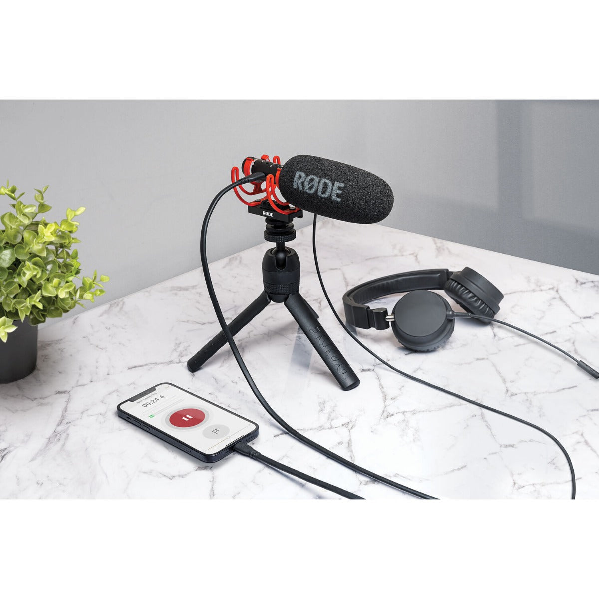 Rode SC19 USB C cable with braided design and USB-C connectors for charging and data transfer.