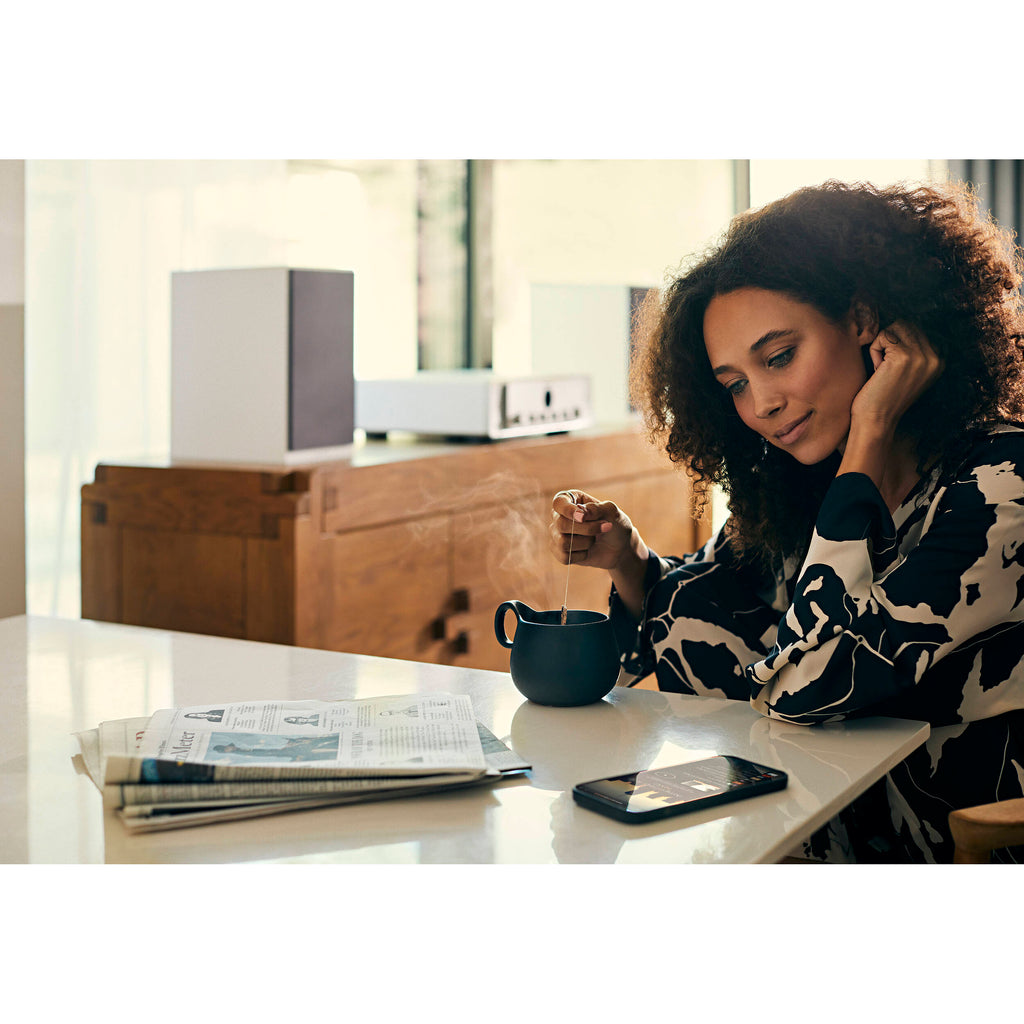 Marantz MODEL 40n stereo amplifier with sleek black design and control knobs, showcasing high-quality audio equipment.