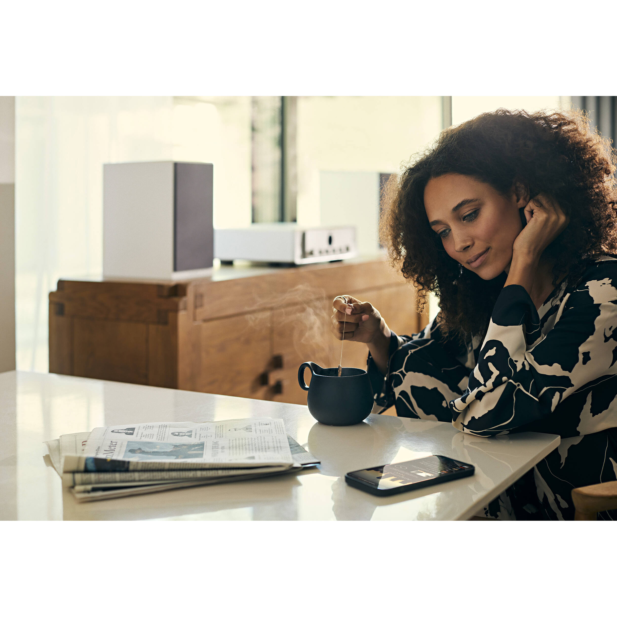 Marantz MODEL 40n stereo amplifier with sleek black design and control knobs, showcasing high-quality audio equipment.