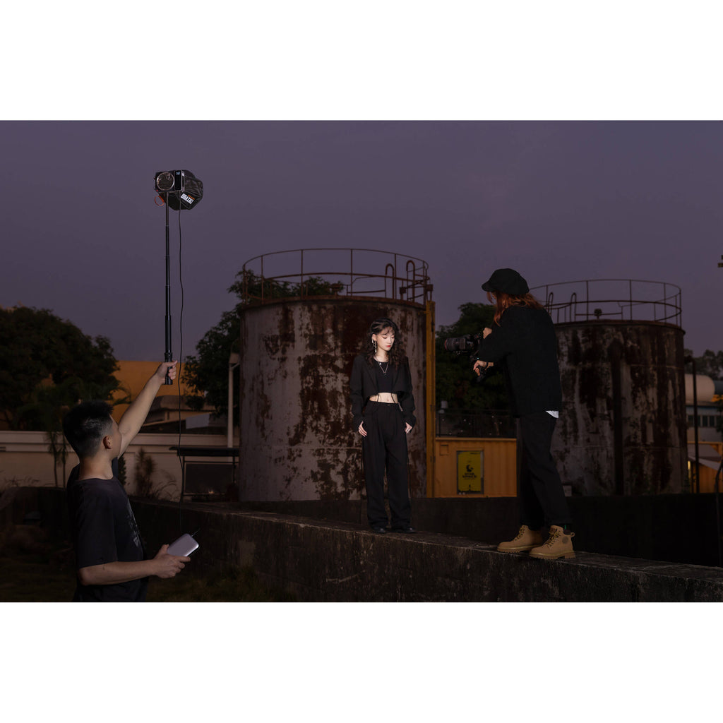 Zhiyun Molus X100 bi-color LED light panel with adjustable brightness and color temperature for professional photography and videography.