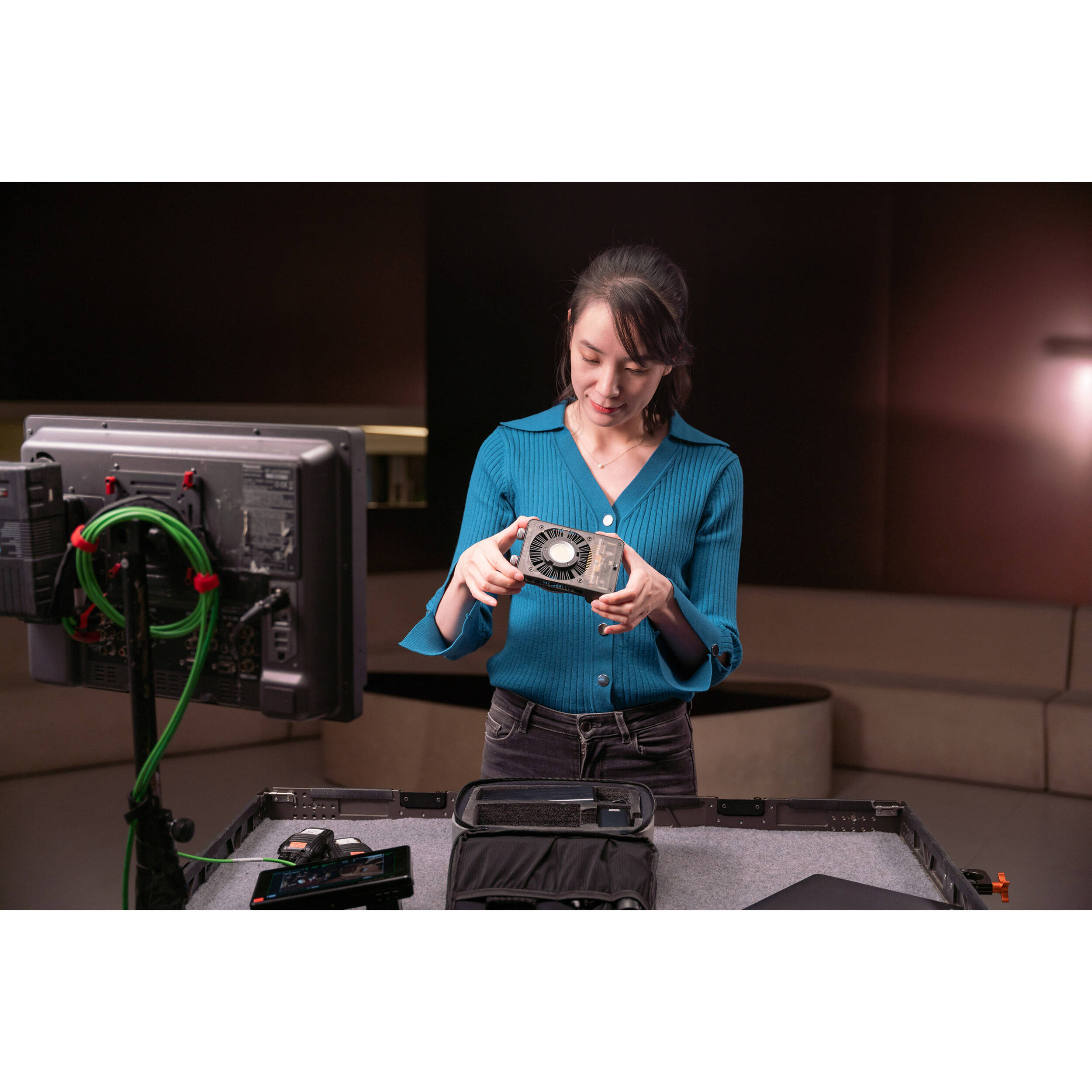 Zhiyun Molus X100 bi-color LED light panel with adjustable brightness and color temperature for professional lighting.