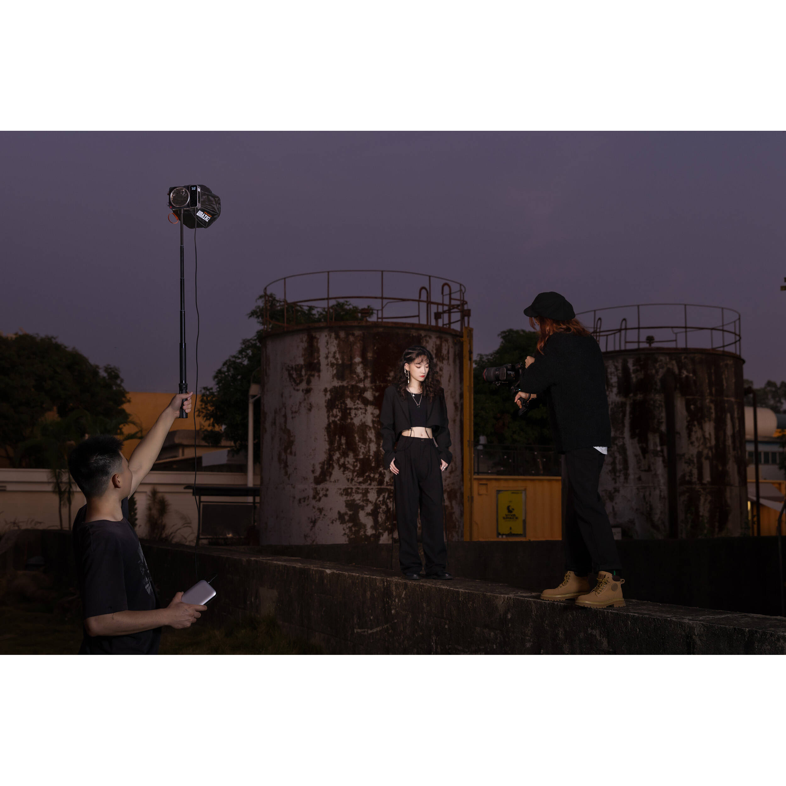 Zhiyun Molus X100 Pro bi-color LED light panel with adjustable brightness and color temperature for professional video and photography.
