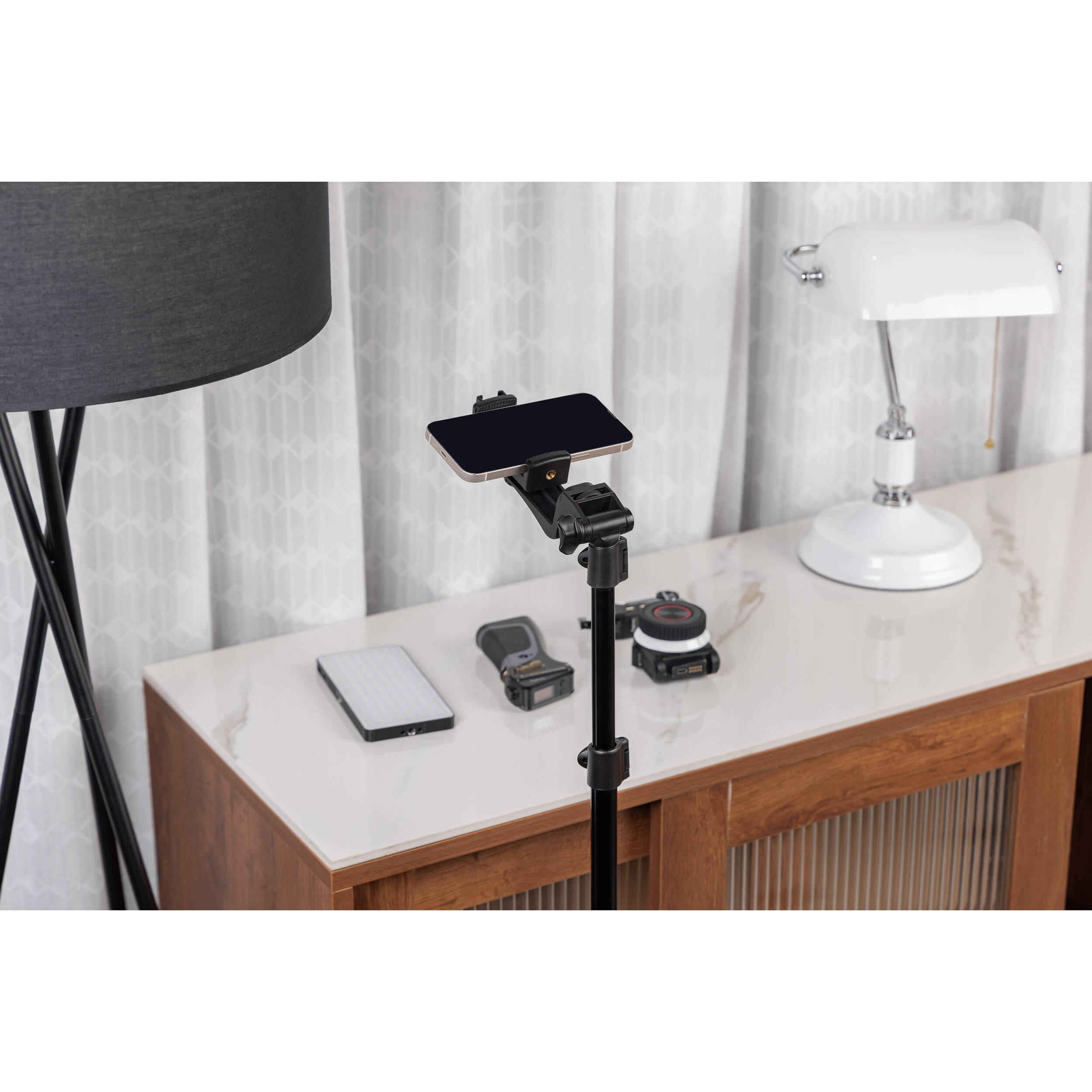 SmallRig PT-30 reverse-folding smartphone live streaming stand tripod with adjustable support and compact design.