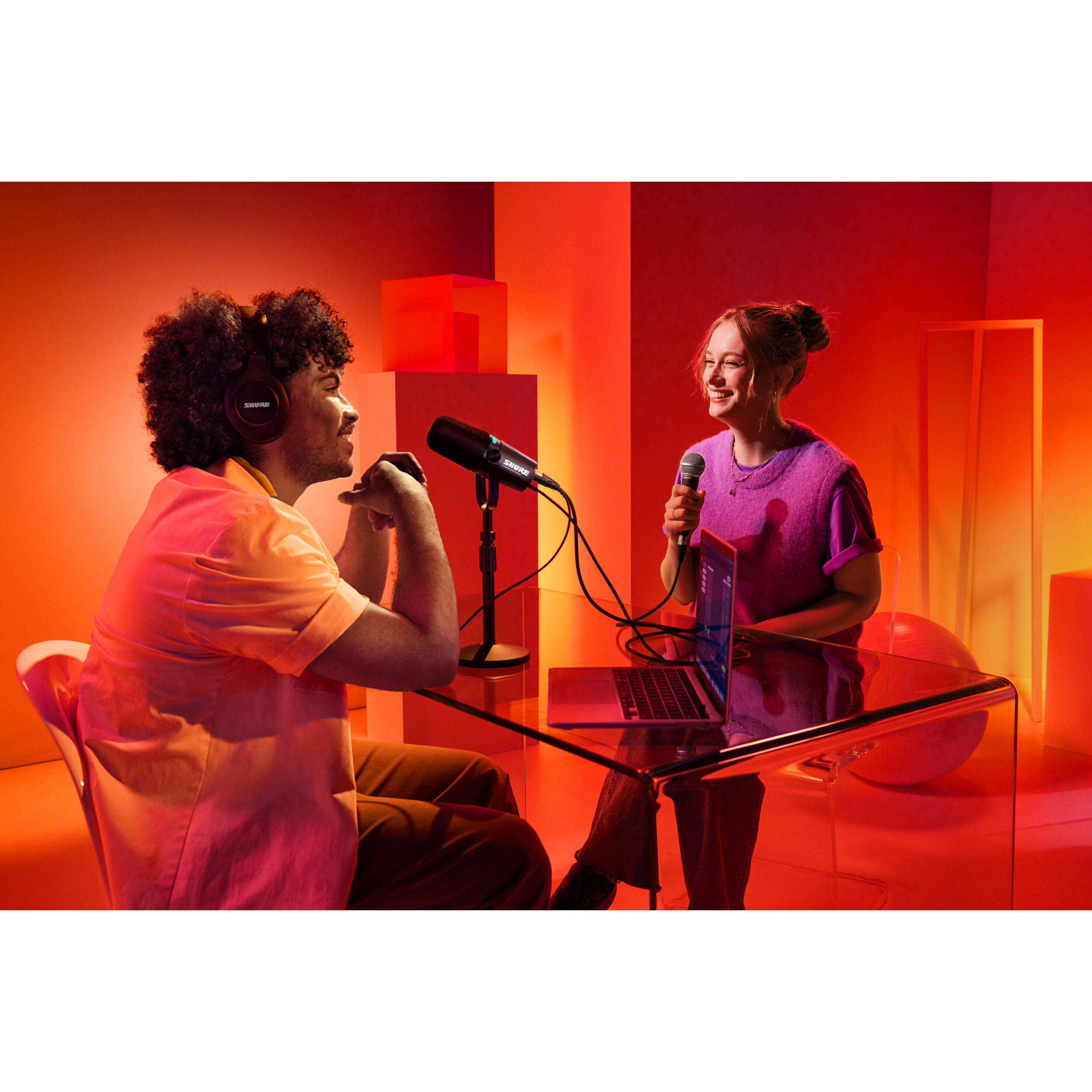 Shure MV7i USB microphone with adjustable stand and headphone jack, ideal for podcasting and streaming.