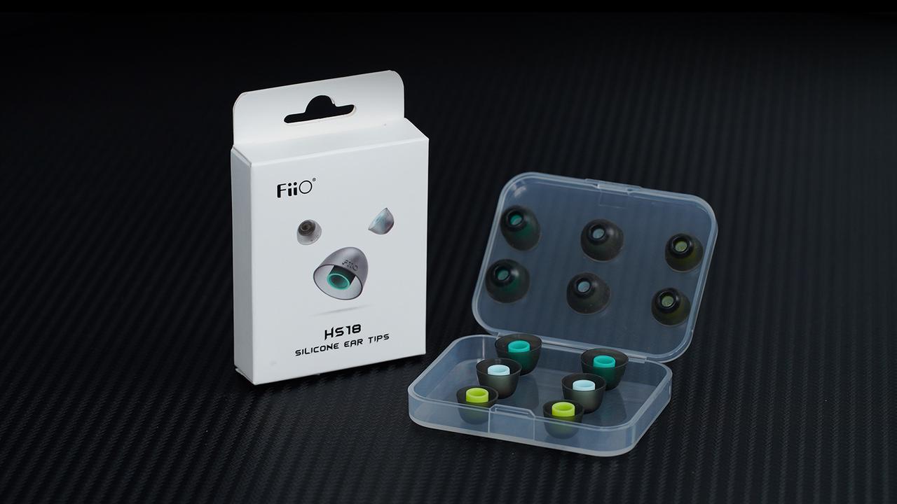 FiiO HS18 headphone earpads with soft cushioning and black fabric covering, designed for comfortable fit on over-ear headphones.