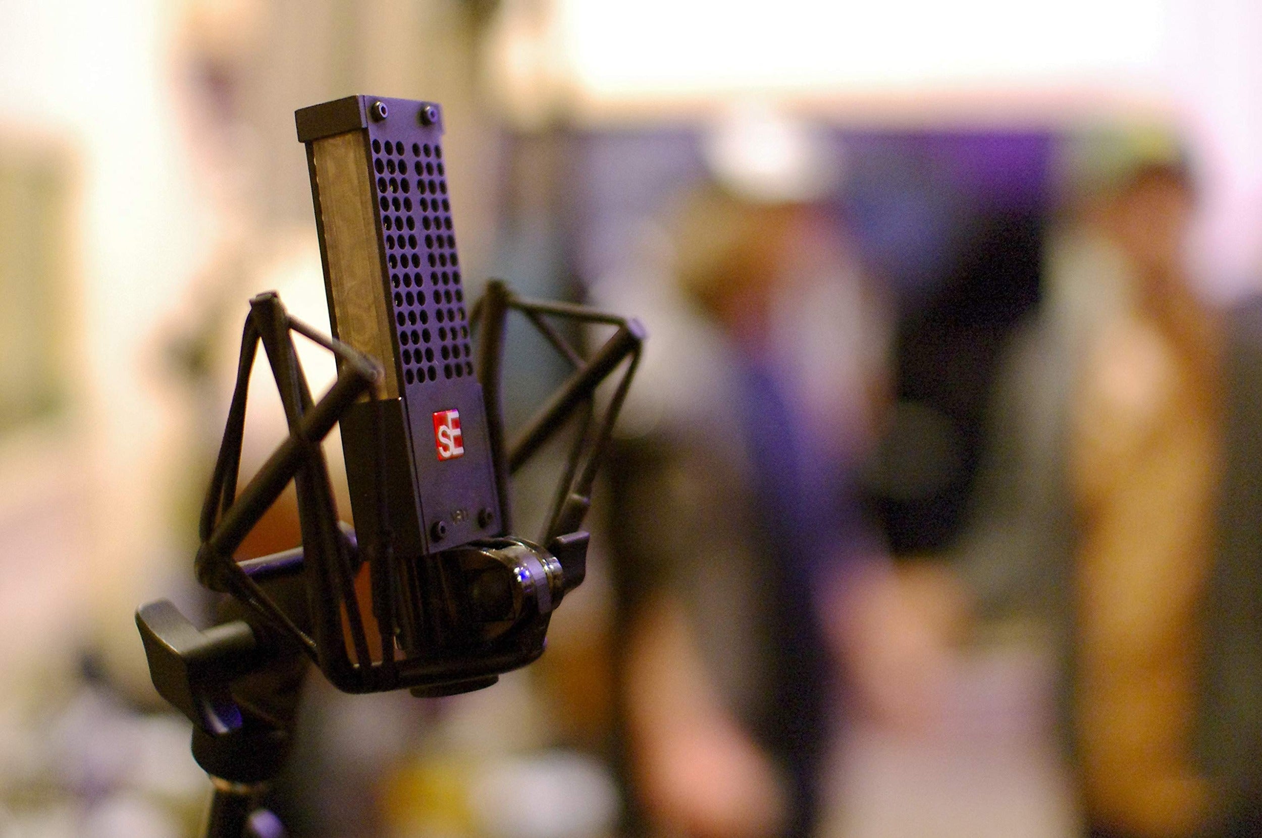 sE Electronics VR1 dynamic microphone on a stand, showing its sleek black design and professional audio equipment features.