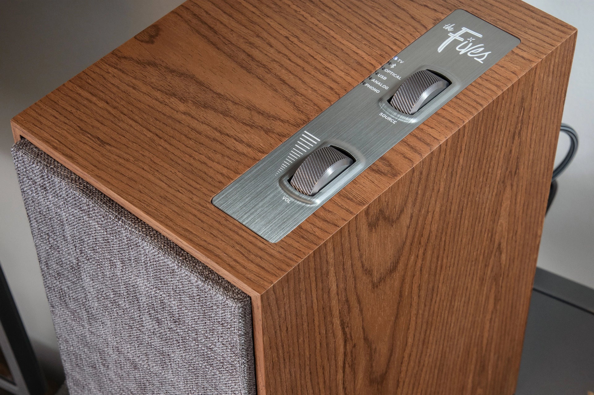 Klipsch The Fives active bookshelf speakers, angle 16