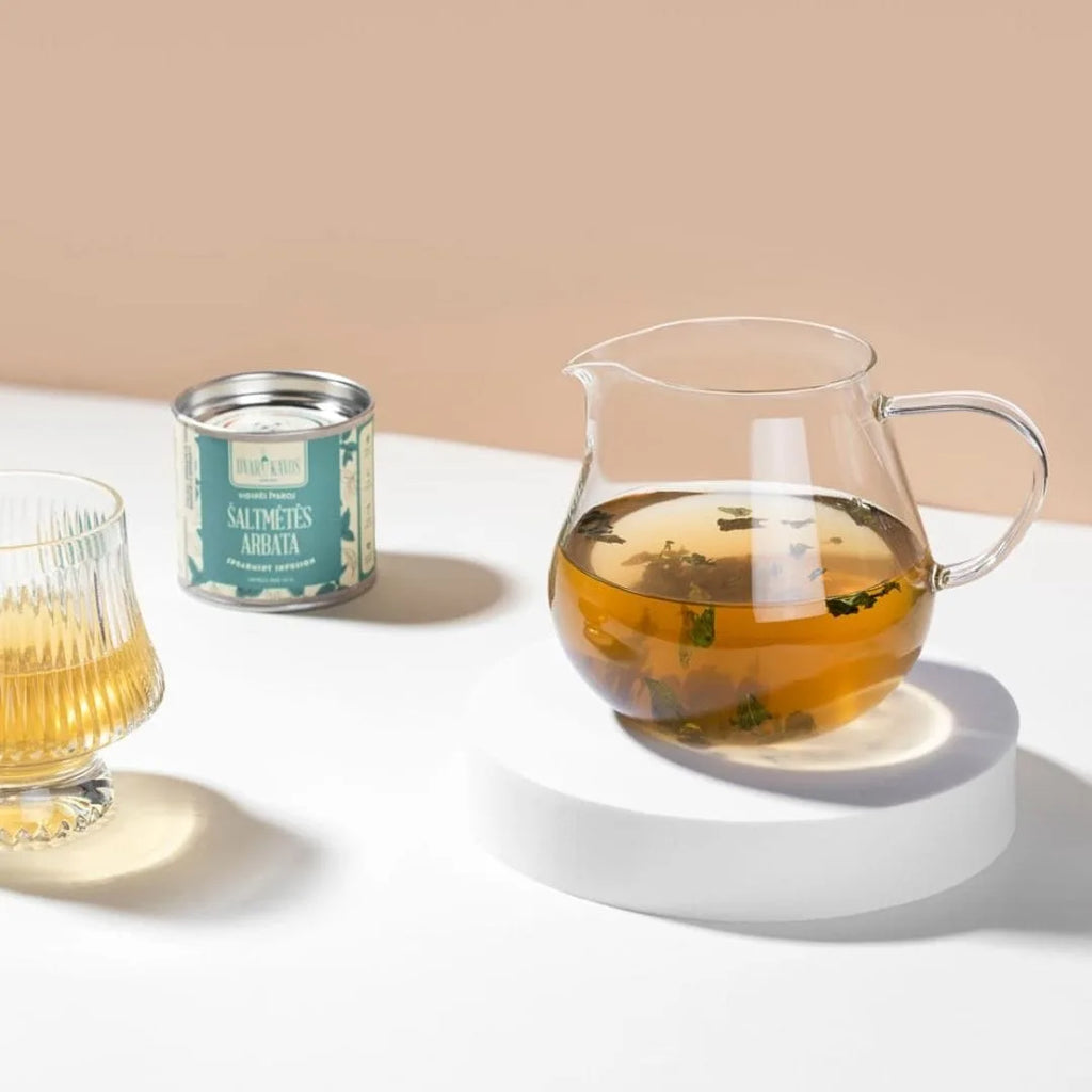 Dvaro Kavos Whole Leaf Spearmint Tea 10g in a clear package with fresh green spearmint leaves and tea leaves visible.