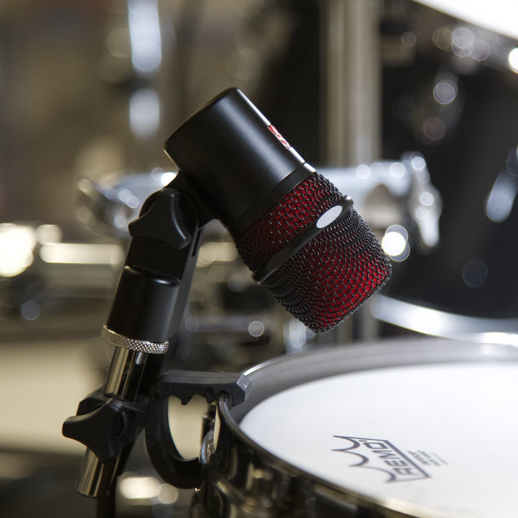 SE Electronics V BEAT dynamic microphone shown with its sleek black design and sturdy build, ideal for professional audio recording.