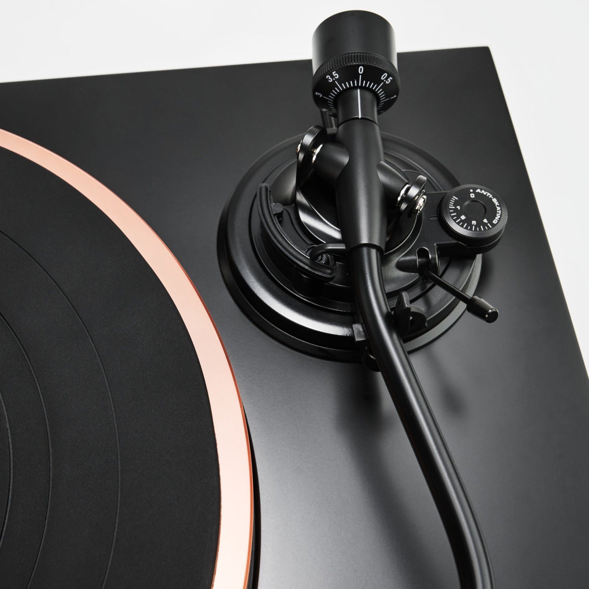 Argon Audio AURORA tonearm and Ortofon Concorde Music Blue cartridge close-up