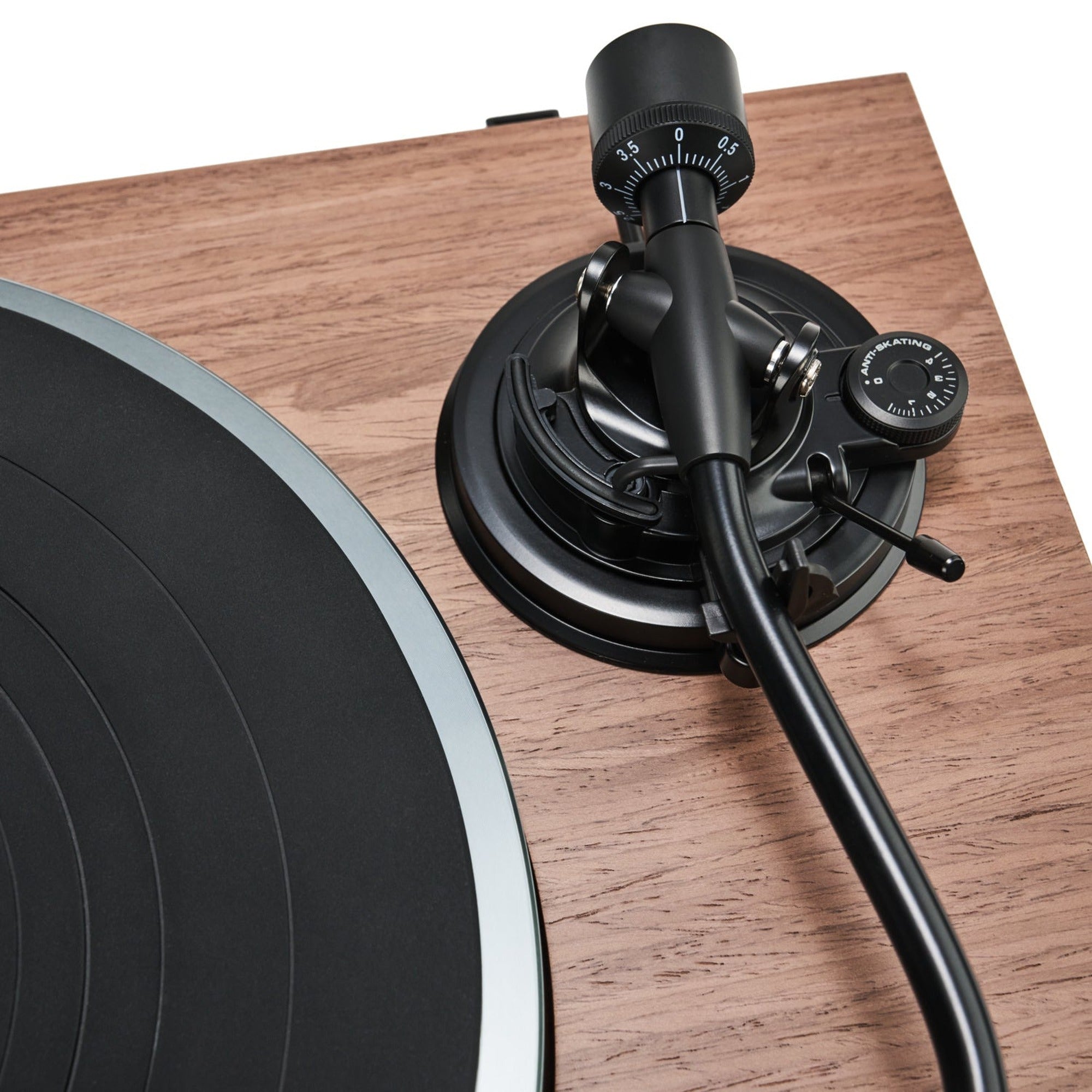 Argon Audio AURORA walnut, tonearm and cartridge close-up