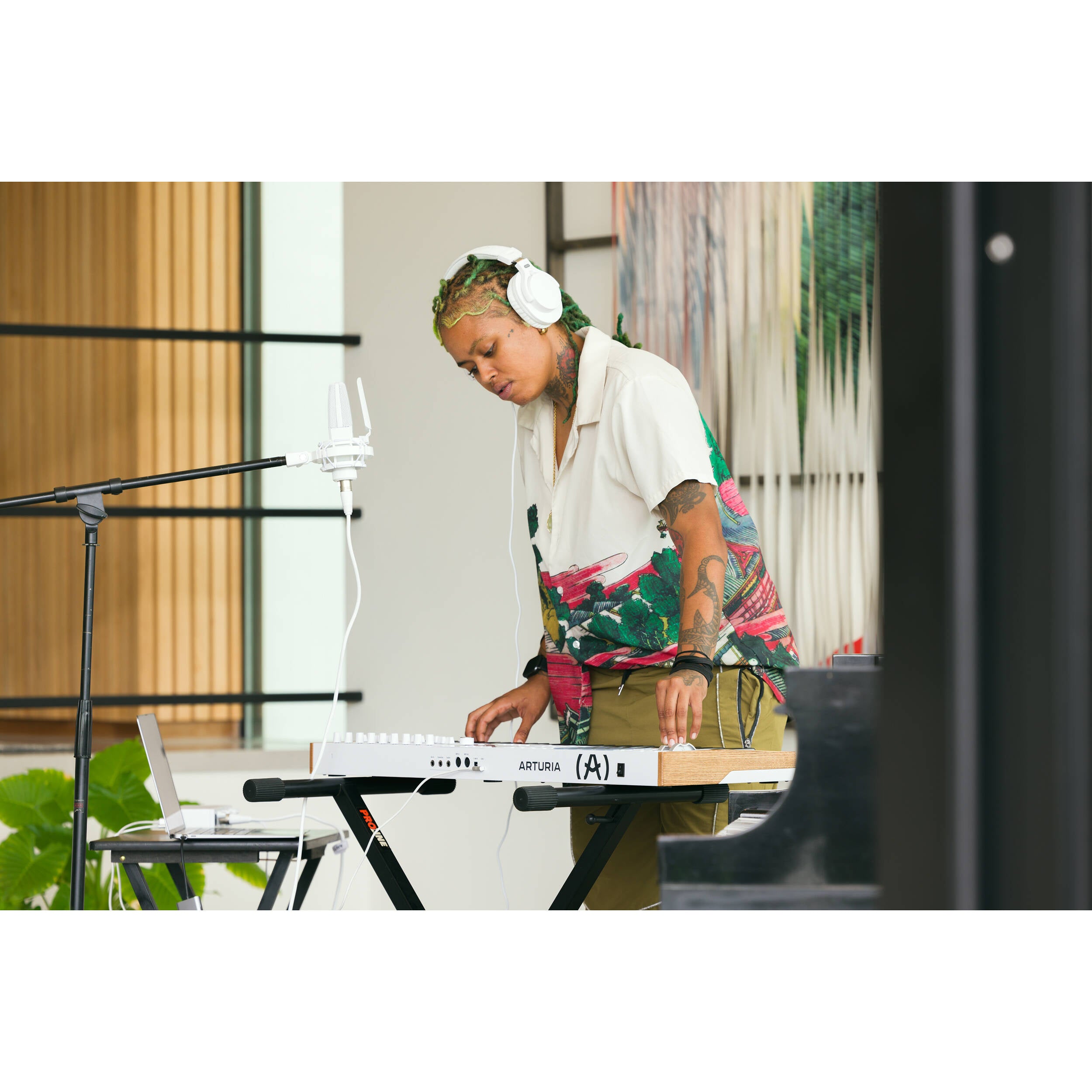 Arturia KeyLab 61 MK3 MIDI keyboard with 61 keys, control knobs, and pads, designed for music production and studio use.