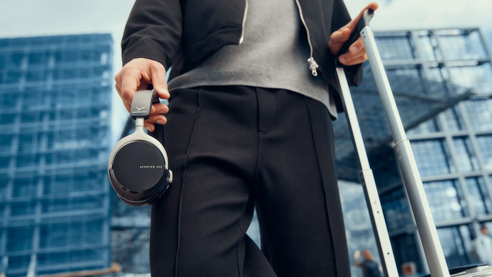 Beyerdynamic Aventho 200 wireless headphones, front view in black