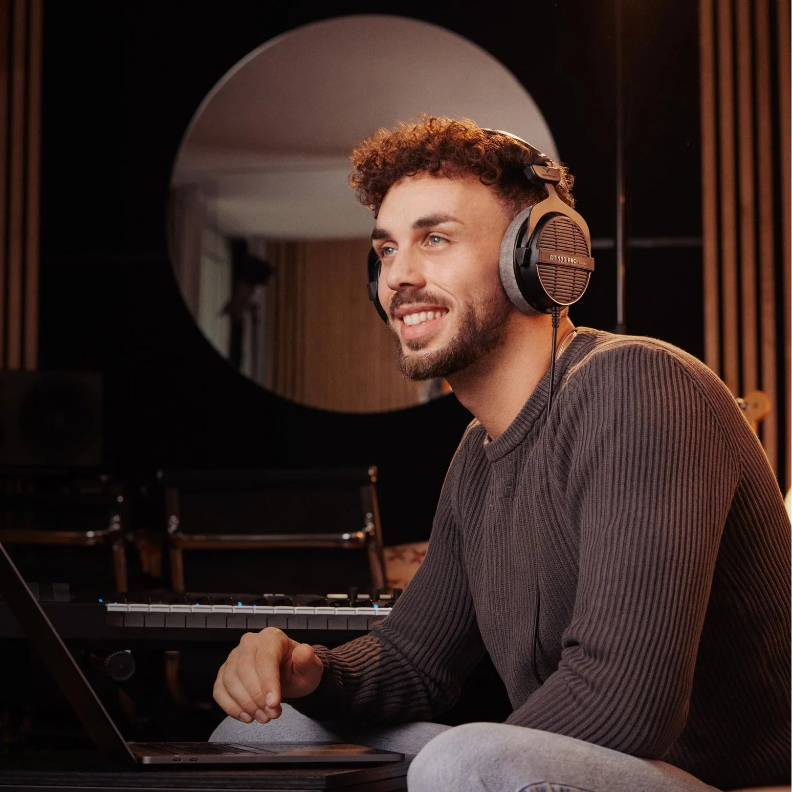 Beyerdynamic DT 990 Pro (250 Ω studio headphones, back view 2