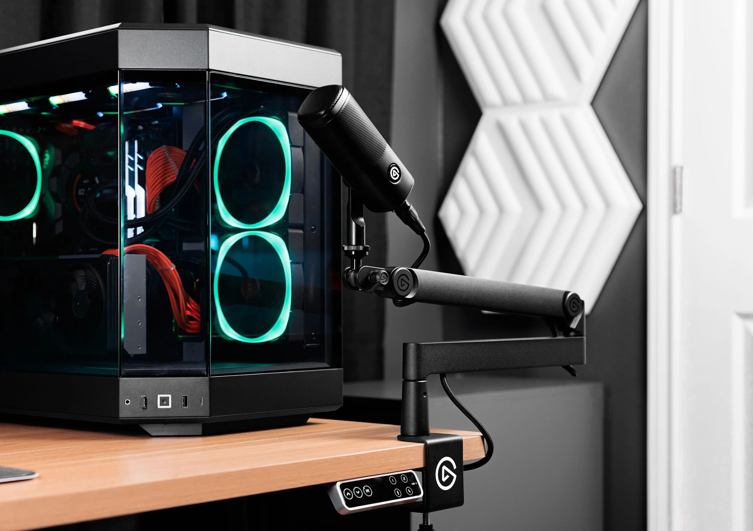 Elgato Wave Mic Arm Pro, black, in use