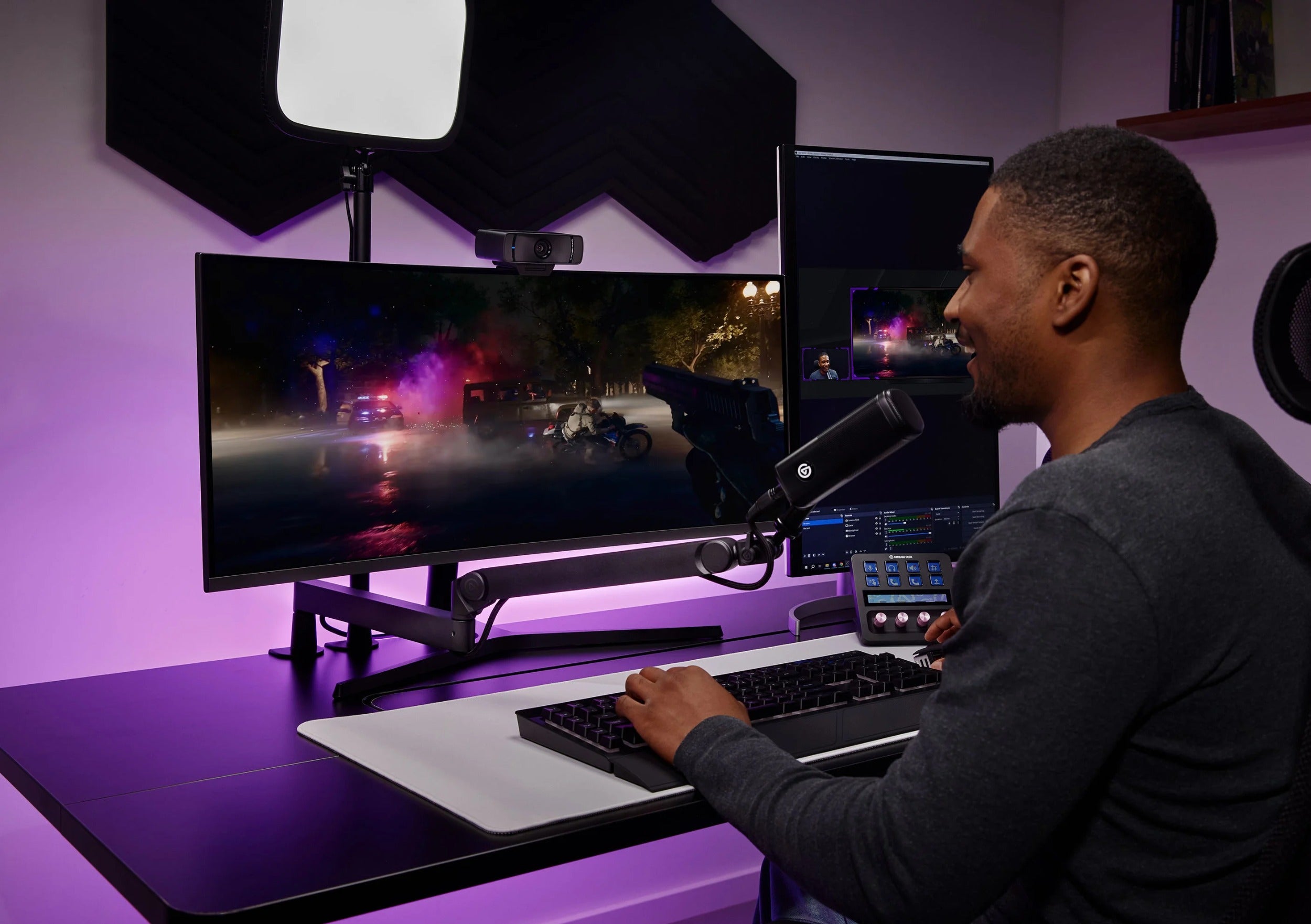 Elgato Wave Mic Arm Pro, black, in use