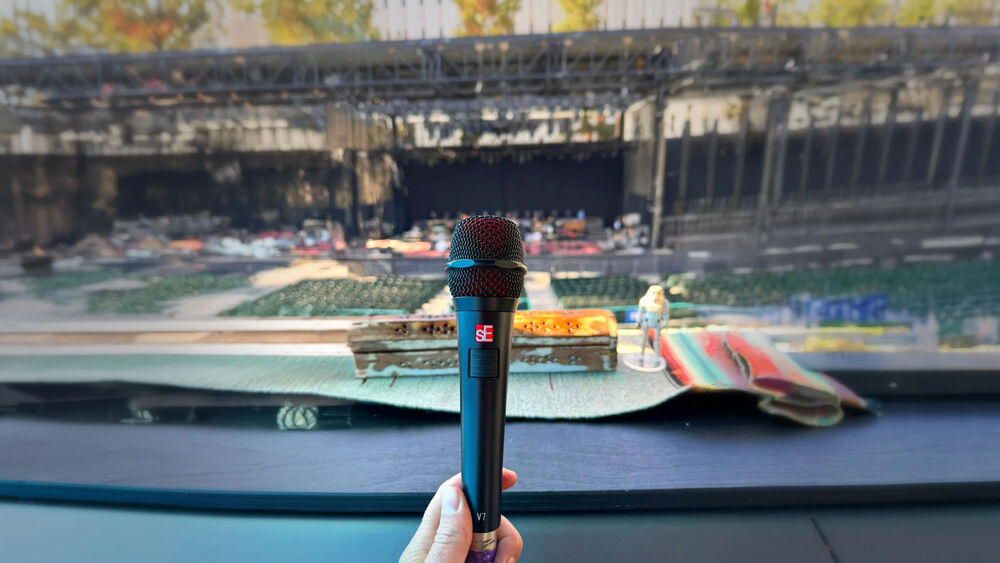 SE Electronics sE V7 PTT dynamic microphone with push-to-talk button, professional audio recording and broadcasting equipment