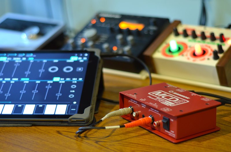 Samson MCD2 Pro DI box with mobile audio input and output connectors, compact and portable for professional sound setups.