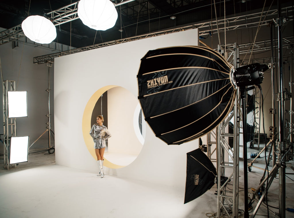 Zhiyun Molus B500 bi-color LED light panel showing adjustable brightness and color temperature controls.