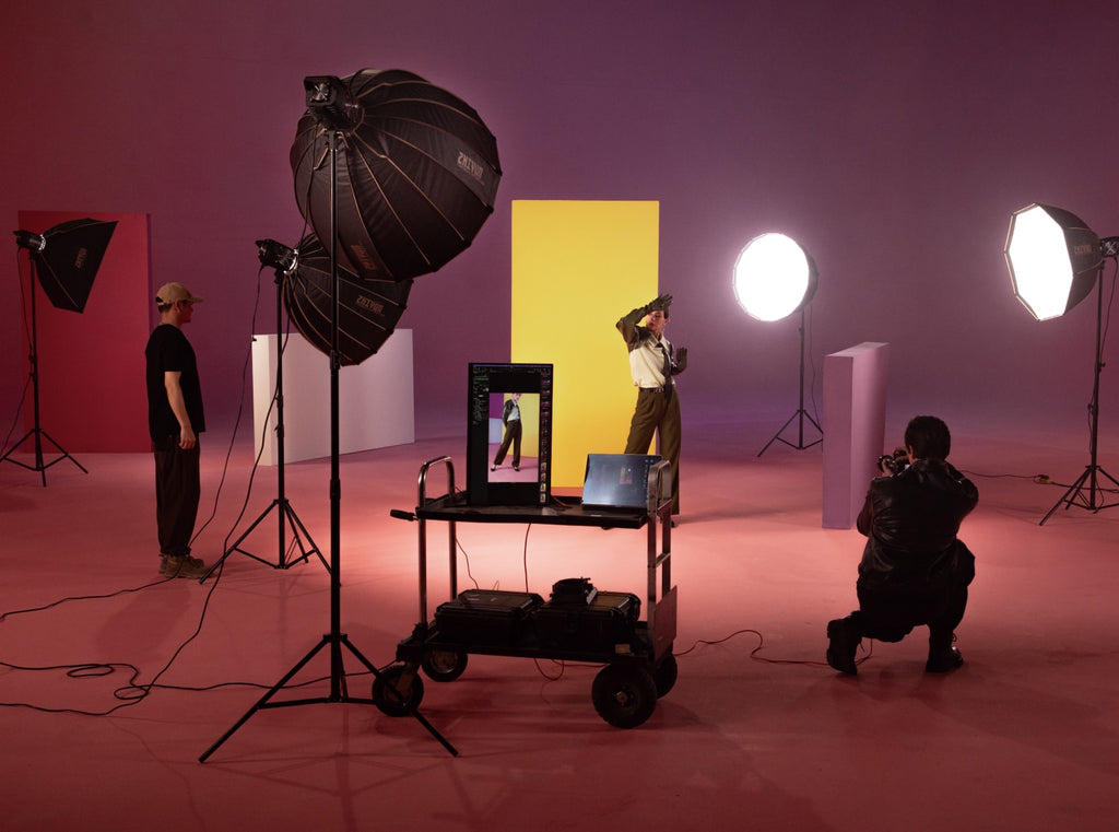 Zhiyun Molus B500 bi-color LED light panel showing adjustable brightness and color temperature settings.