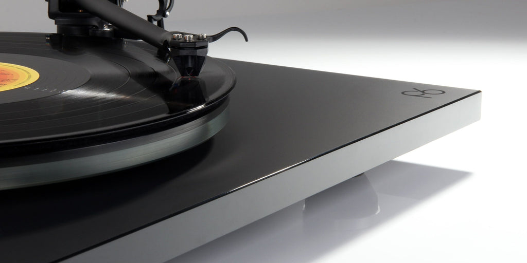 Rega Planar 6 turntable in Polaris Grey with Nd5 cartridge, showcasing a sleek design and tonearm on a wooden surface.