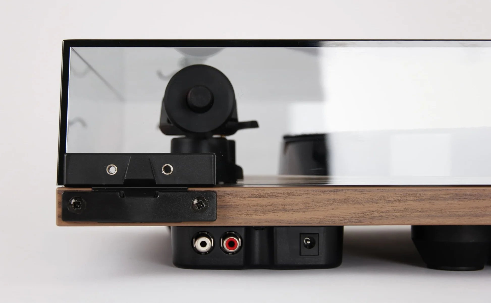 Rega Planar 1 Plus turntable, walnut, rear panel and connections