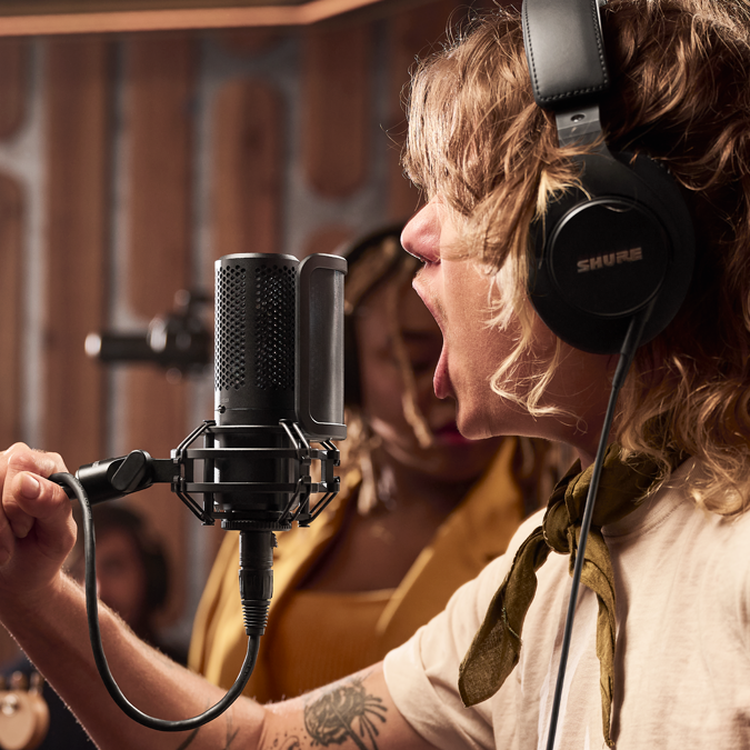 Shure KSM32C/SM condenser microphone from the Studio Kit, with a professional design and black finish, mounted on a stand.