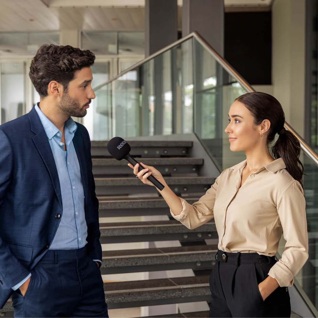 Rode Interview GO handheld adapter for Wireless GO, lifestyle setup in black