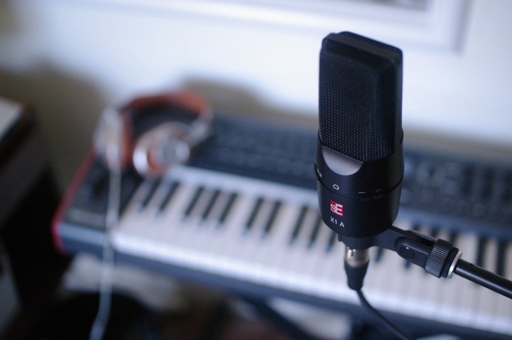 sE Electronics X1 A condenser microphone, black.