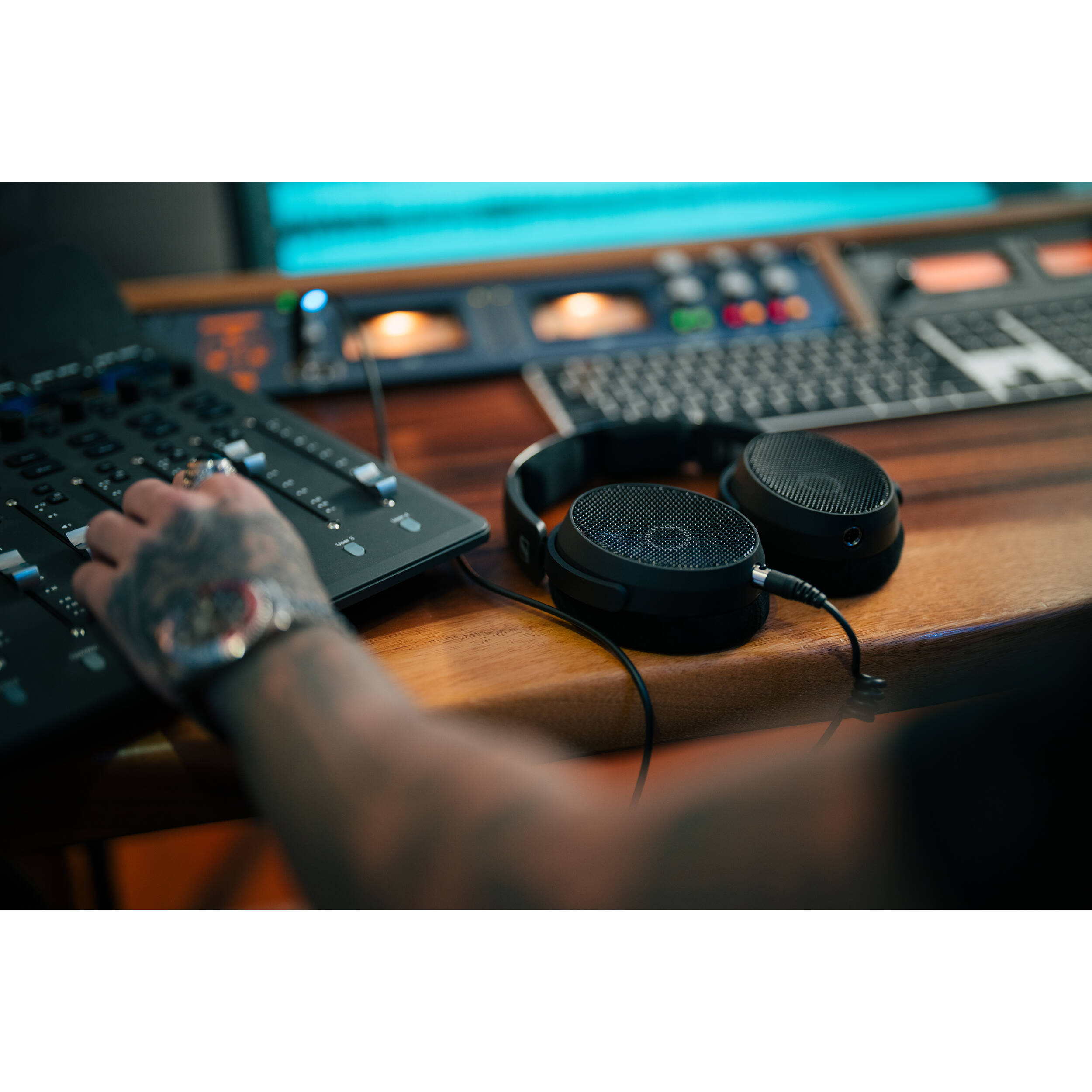 Sennheiser HD 490 Pro Plus studio headphones, black.
