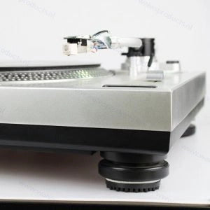 Tonar No Rumble Pads turntable isolation pads, black pad under turntable foot in use